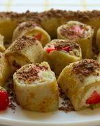 Сладкие творожные роллы с фруктами