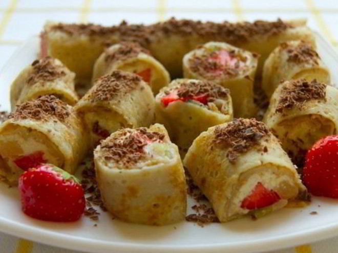 Рецепт сладких творожных роллов с фруктами