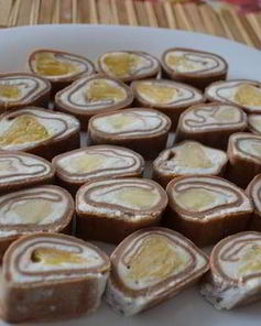 Сладкий ролл с фруктами