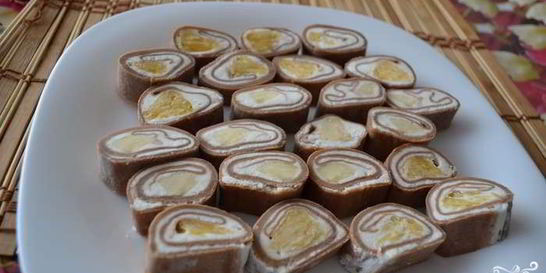 Сладкий ролл с фруктами