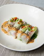 Спринг-роллы с овощами и соусом