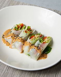 Спринг-роллы с овощами и соусом