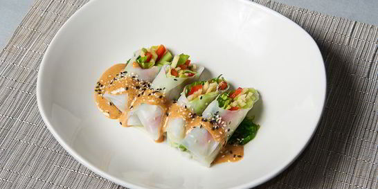 Спринг-роллы с овощами и соусом