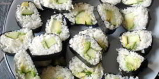 Суши роллы с огурцом и авокадо