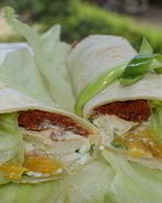 Тортилья-роллы с курицей, творогом и вялеными помидорами