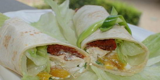 Тортилья-роллы с курицей, творогом и вялеными помидорами