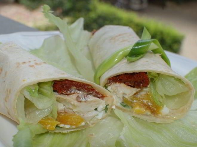 Рецепт тортильи-роллов с курицей, творогом и вялеными помидорами