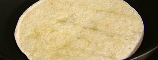 тортилья-роллы с курицей, творогом и вялеными помидорами. Шаг 3