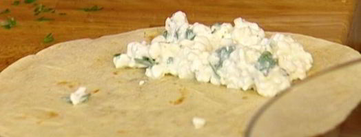 тортилья-роллы с курицей, творогом и вялеными помидорами. Шаг 6