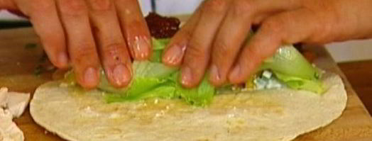 тортилья-роллы с курицей, творогом и вялеными помидорами. Шаг 7