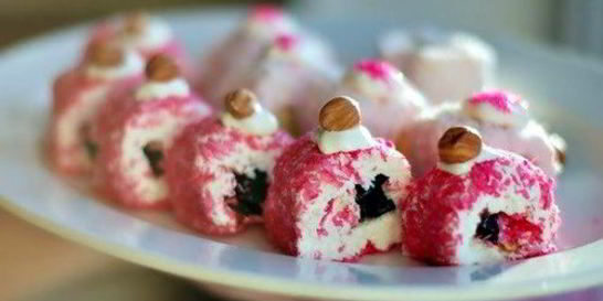 Творожные роллы с медом и фруктами