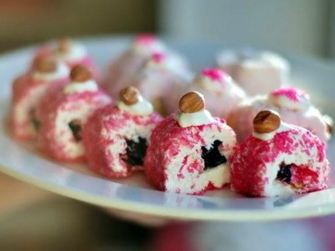 Рецепт творожных роллов с медом и фруктами