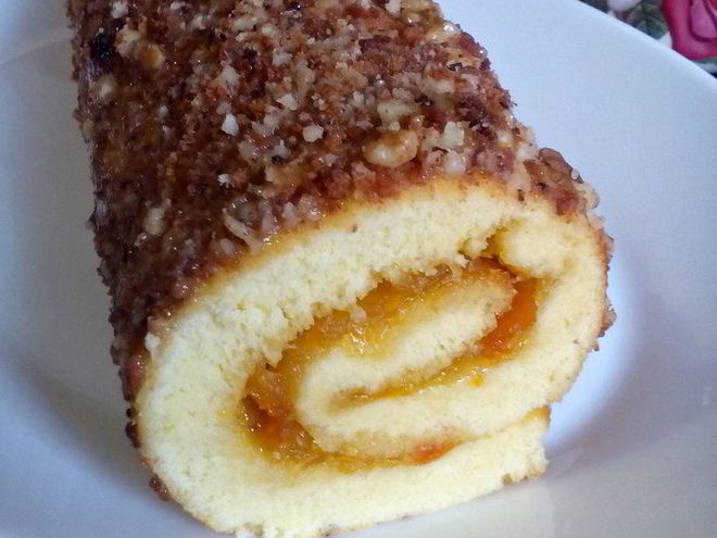 Рецепт бисквитного рулета на сгущенном молоке