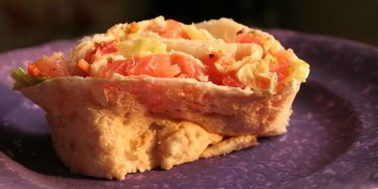 Быстрый рулет из лаваша с сыром и семгой