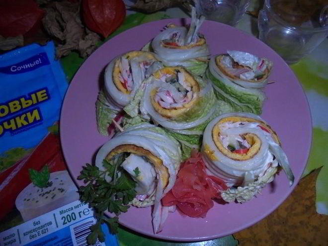 Рецепт крабовых рулетиков с омлетом и огурцом