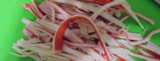 крабовые рулетики с омлетом и огурцом. Шаг 3