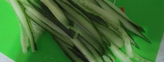 крабовые рулетики с омлетом и огурцом. Шаг 4