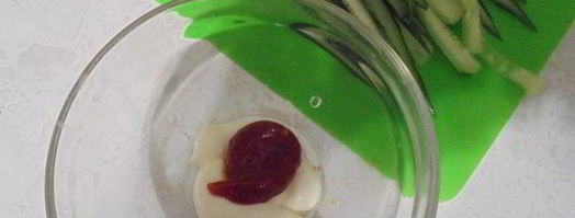 крабовые рулетики с омлетом и огурцом. Шаг 5