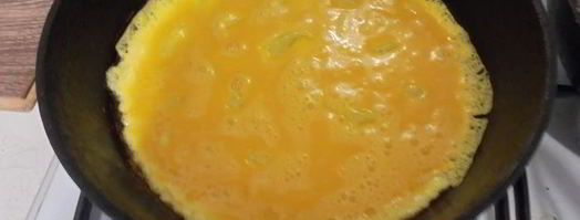 крабовые рулетики с омлетом и огурцом. Шаг 6