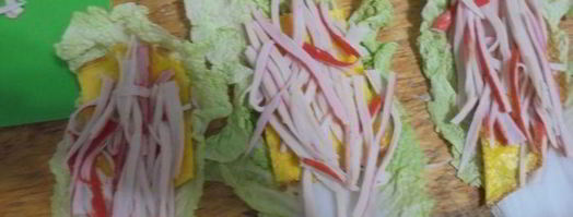 крабовые рулетики с омлетом и огурцом. Шаг 7