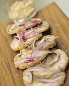 Куриный рулет, фаршированный печенью кролика, сулугуни и болгарским перцем