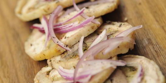 Куриный рулет, фаршированный печенью кролика, сулугуни и болгарским перцем