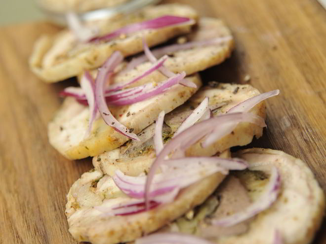 Рецепт куриного рулета, фаршированного печенью кролика, сулугуни и болгарским перцем