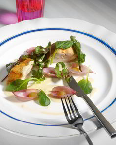 Куриный рулет с маринованным луком и виноградом