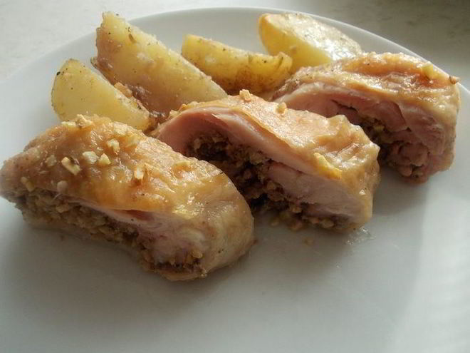 Рецепт куриного рулета с орехами и базиликом