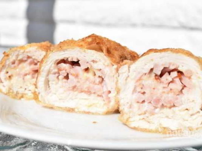 Рецепт куриного рулета с ветчиной и сыром