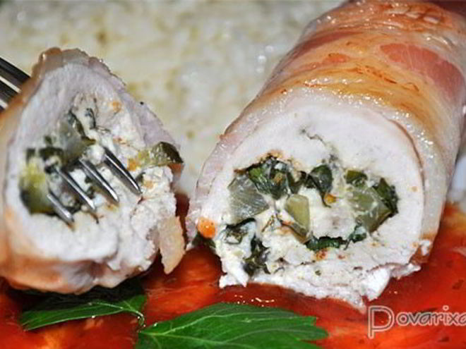 Рецепт куриных рулетиков с начинкой в беконе