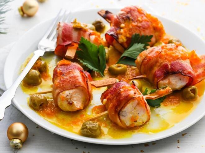 Рецепт куриных рулетиков с оливками и апельсиновым соусом