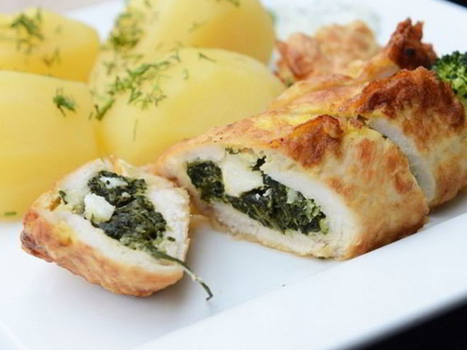 Рецепт куриных рулетиков с сыром, шпинатом и оливками
