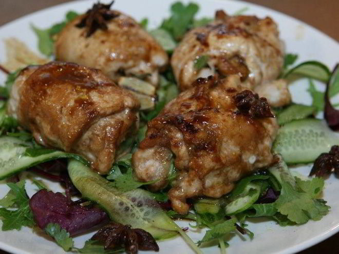 Рецепт куриных рулетиков в пряном соусе