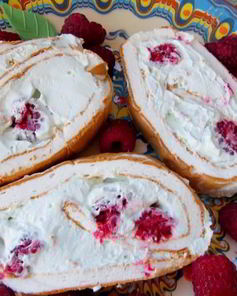 Меренговый рулет с малиной