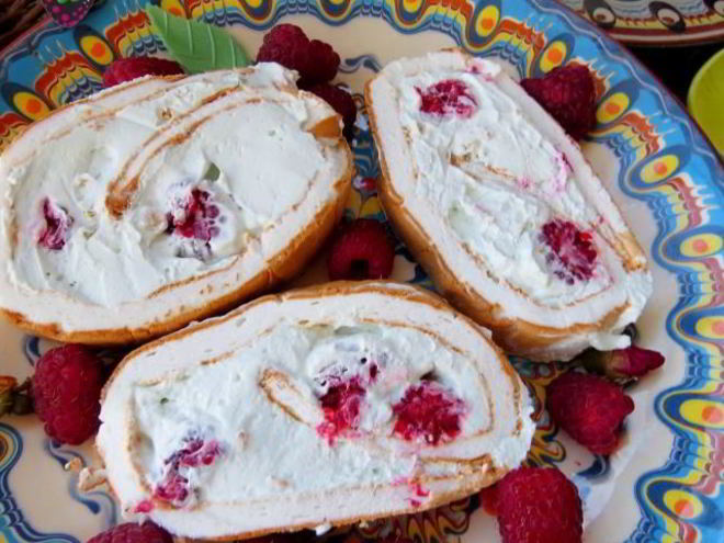 Рецепт меренгового рулета с малиной