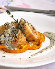 Морской рулет с сыром Джюгас под маковым соусом на подушке из цукини