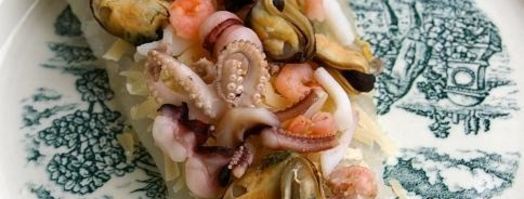 морской рулет с сыром джюгас под маковым соусом на подушке из цукини. Шаг 2