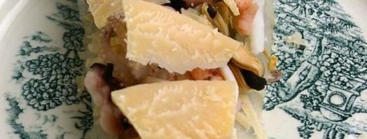 морской рулет с сыром джюгас под маковым соусом на подушке из цукини. Шаг 3