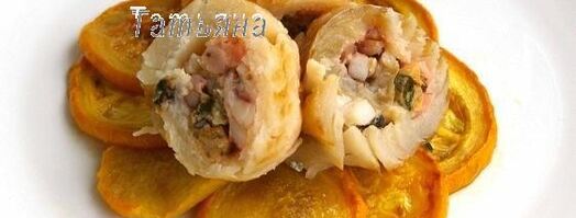 морской рулет с сыром джюгас под маковым соусом на подушке из цукини. Шаг 9