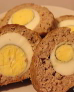 Мясной рулет, фаршированный яйцами