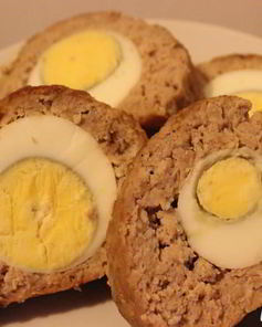 Мясной рулет, фаршированный яйцами