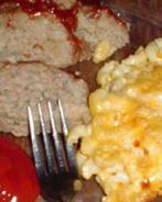 Мясной рулет и макароны с сыром