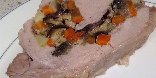 Мясной рулет с овощами