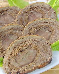 Мясной рулет с языком и орехами