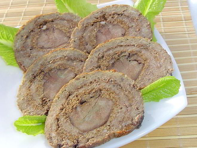 Рецепт мясного рулета с языком и орехами