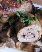 Мясные рулеты с чесноком в грибном соусе