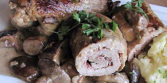 Мясные рулеты с чесноком в грибном соусе