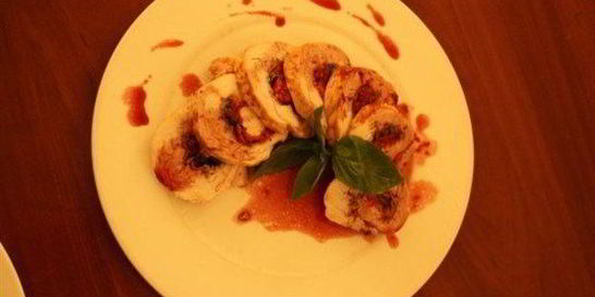 Новогодний рулет из индейки с вялеными томатами