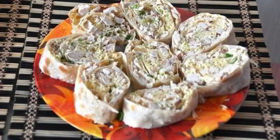 Рулет из лаваша с курицей и сыром